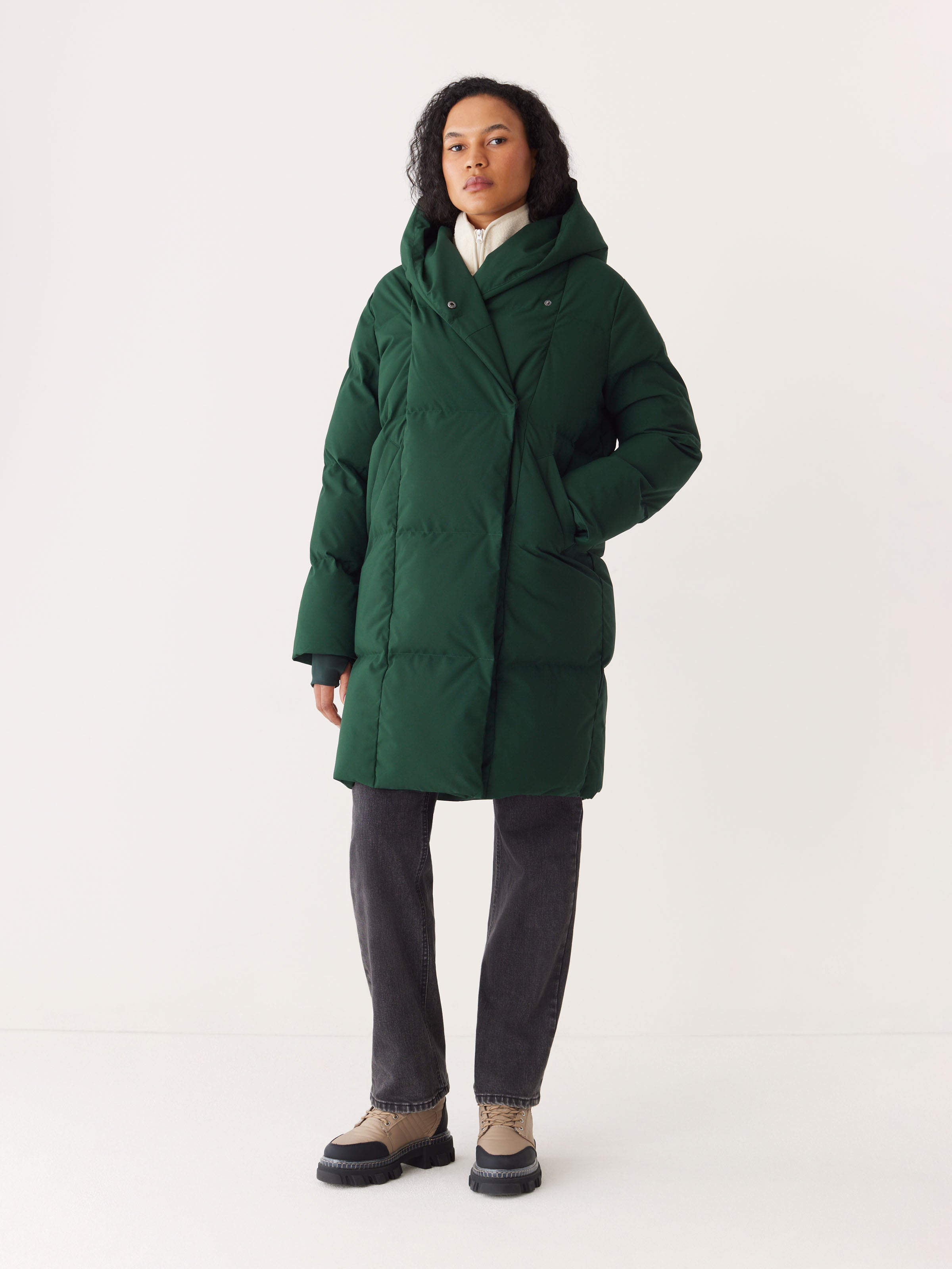 The Hygge Puffer Oak in Coat And USA Frank Green – Forest